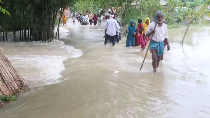 कोसी नदी के जलस्तर में गिरावट जारी : डिस्चार्ज घटकर 2 लाख क्