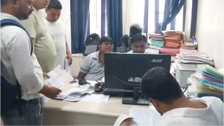हड़ताल से पहले रविवार को भी खुले बैंक, सोमवार से तीन दिनों त
