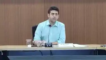 सरकारी राशि की बंदरबांट पर डीएम की बड़ी कार्रवाई : पंचायत सचिव सस्पेंड, मुखिया को हटाने की प्रक्रिया शुरू