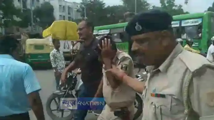 Stones pelted on Patna police Stones pelted on Patna police
