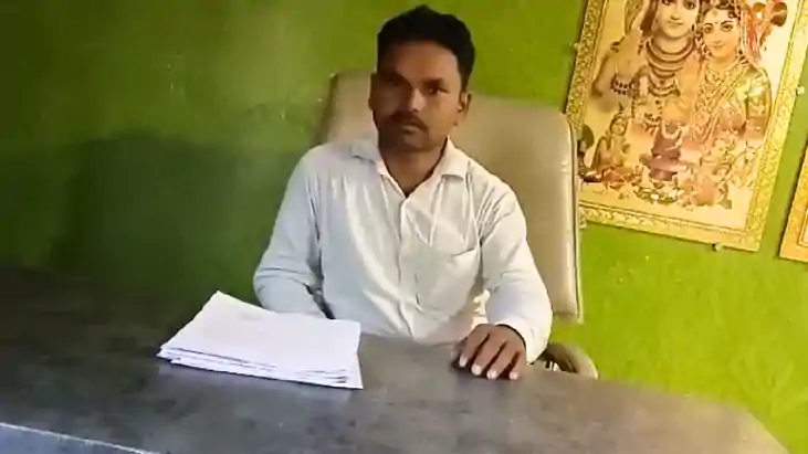 Bihar News : 200 फर्जी मतदाताओं की लिस्ट लेकर डीएम के पास पह Bihar News : 200 फर्जी मतदाताओं की लिस्ट लेकर डीएम के पास पह
