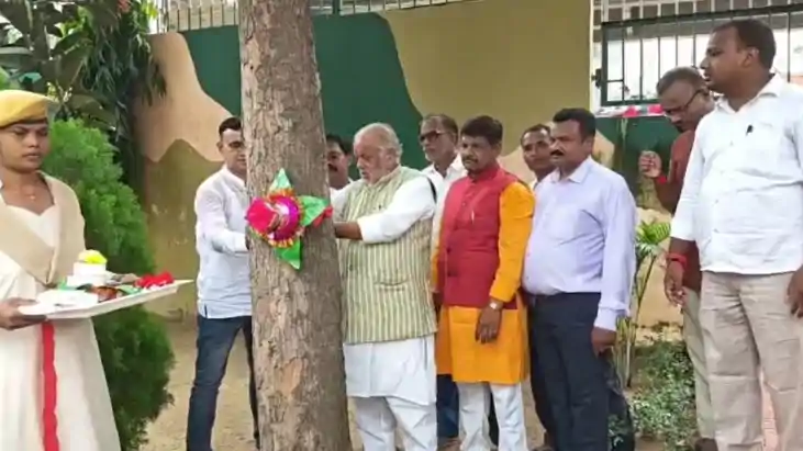 Minister Shravan Kumar Ties Rakhi to Tree Vows to Save Green
