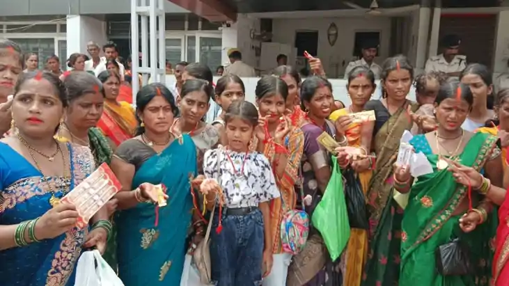 पटना बेऊर जेल में रक्षाबंधन पर उमड़ी परिजनों की भीड़, बहनों 