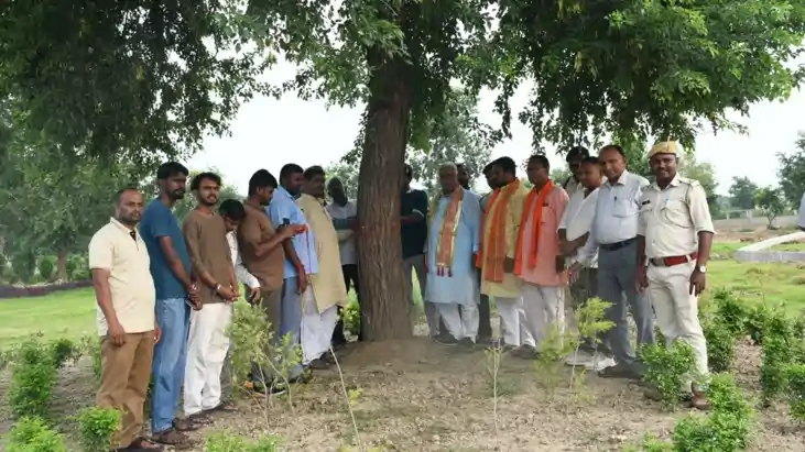 बोधगया में वृक्ष को रक्षा सूत्र बांधकर बिहार विधानसभा अध्यक्