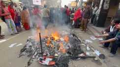 Bihar News : नवादा में रामपाल जी महाराज की पुस्तक पर मचा बवाल, हिन्दू संगठन के कार्यकर्ताओं ने किताब में लगाई आग, जान बचाकर भागे विक्रेता 