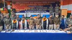 Bihar Crime : बिहार पुलिस के आगे 3 लाख के इनामी दो खूंखार नक्सलियों ने किया सरेंडर,  भारी मात्रा में सौंपे हथियार 