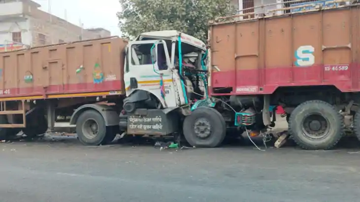 दो ट्रकों में टक्कर 