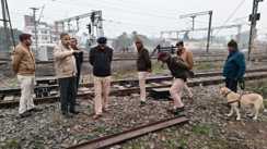 Bihar News : छपरा में क्लिनिक में काम करनेवाली युवती का शव रेलवे ट्रैक से पुलिस ने किया बरामद, रेल डीएसपी ने की मामले की जांच