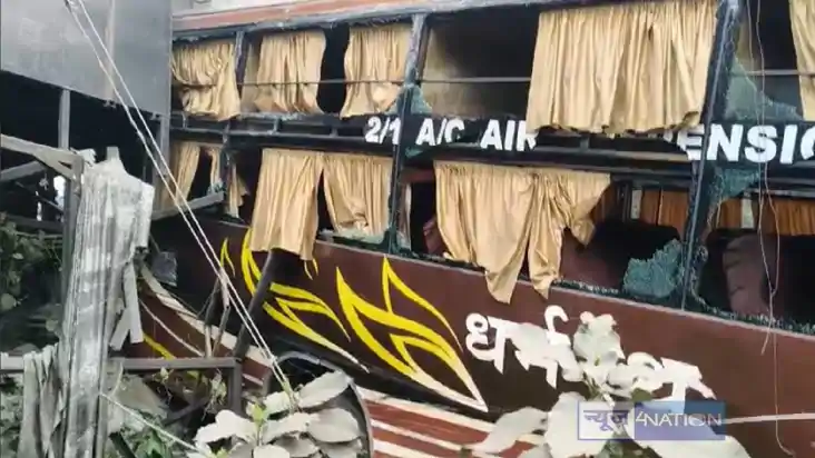 BIHAR ACCIDENT - कई दुकानों को रौंदते हुए खाई में गिरी स्लीप
