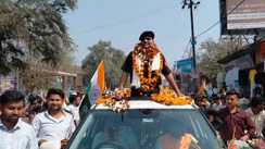 Bihar News : मातृभूमि की 30 वर्षों तक सेवा कर लौटे सूबेदार मेजर हीरा कुमार यादव का भव्य स्वागत, देशभक्ति के नारों से गूंजा इलाका