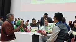 Bihar News : जनसंवाद में डिप्टी सीएम विजय सिन्हा के सामने रो पड़ा किसान, सीओ पर 25 हज़ार रूपये रिश्वत मांगने का लगाया आरोप 