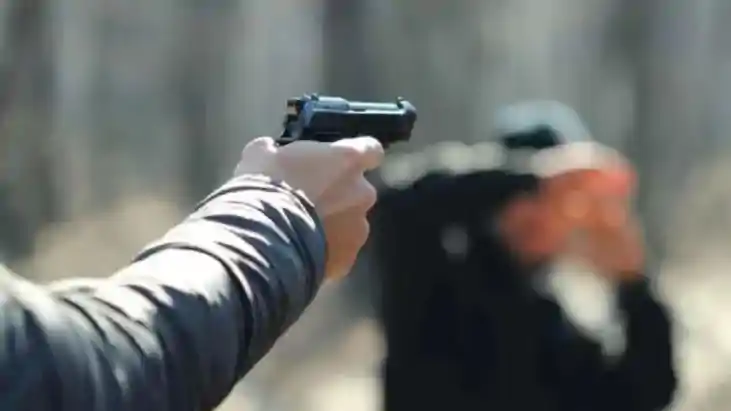 'गैंगवार' की आहट! मुखिया हत्याकांड के आरोपी को बदमाशों ने घे