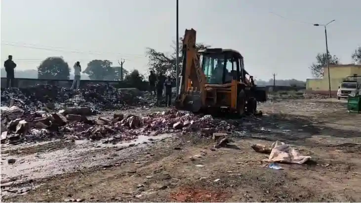 Bihar News : गोपालगंज में करोड़ों की शराब पर चला प्रशासन का ब