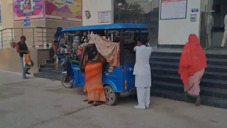 Bihar news:मुंगेर सदर अस्पताल के सामने महिला ने दिया बच्चे क
