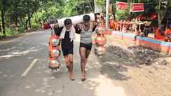 Shrawani Mela : 100 किलो गंगाजल लेकर नंगे पांव बाबा नगरी निकले दो श्रद्धालु, गाय को राष्ट्रीय पशु का दर्जा और लाचारों के लिए आश्रम बनाने का लिया संकल्प
