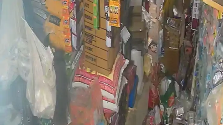 Vaishali Thief Breaks Mahnar Grocery Shop Steals Goods CCTV 
