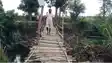 Bihar News : बेतिया में मगरमच्छों के आतंक के बीच ग्रामीणों ने की अनोखी मिसाल, चंदा जुटाकर भपसा नहर पर रातों-रात बनाया चचरी पुल
