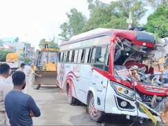 सड़क किनारे खड़ी बालू लदे ट्रक में बस ने मारी टक्कर, पांच महिला सहित आठ यात्री घायल, दो की हालत नाजुक