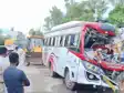 सड़क किनारे खड़ी बालू लदे ट्रक में बस ने मारी टक्कर, पांच महिला सहित आठ यात्री घायल, दो की हालत नाजुक