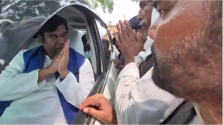 लक्ष्मण निषाद हत्याकांड के पीड़ित परिवार से मिले मुकेश सहनी,