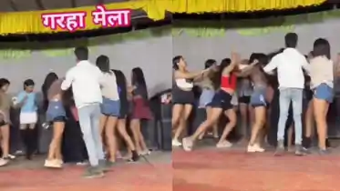 बिहार के पूर्व मंत्री के मेले में नर्तकियों के बीच जमकर लात-घूंसे, थिएटर बना जंग का मैदान, Video वायरल!