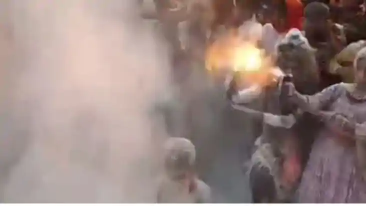 रामनवमी जुलूस में खौफनाक मंजर, आग से करतब दिखाते 3 किन्नर झु