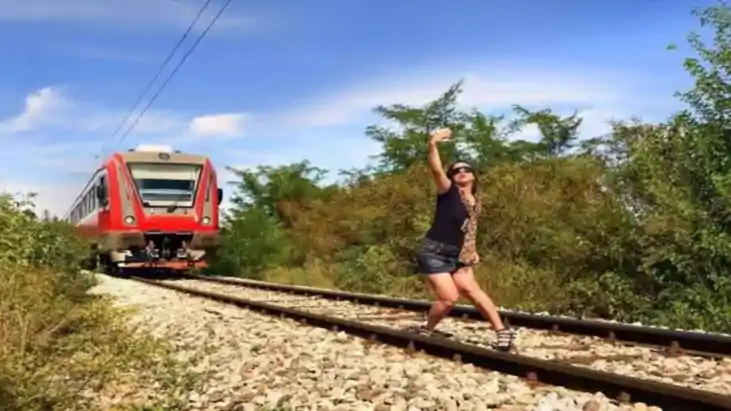 Railway news - रेलवे स्टेशन और ट्रेनों में यू-ट्यूबर्स और री Railway news - रेलवे स्टेशन और ट्रेनों में यू-ट्यूबर्स और री