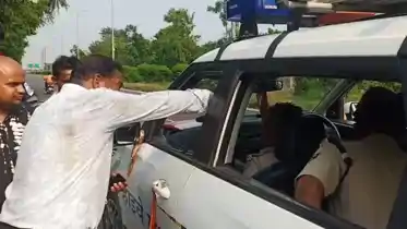 Bihar News : मुजफ्फरपुर में टोल कर्मियों की गुंडागर्दी! बिना टोल पार किए मांगा टैक्स, विरोध करने पर स्वास्थ्य कर्मी के साथ की गाली गलौज, बेटे की जमकर की पिटाई 