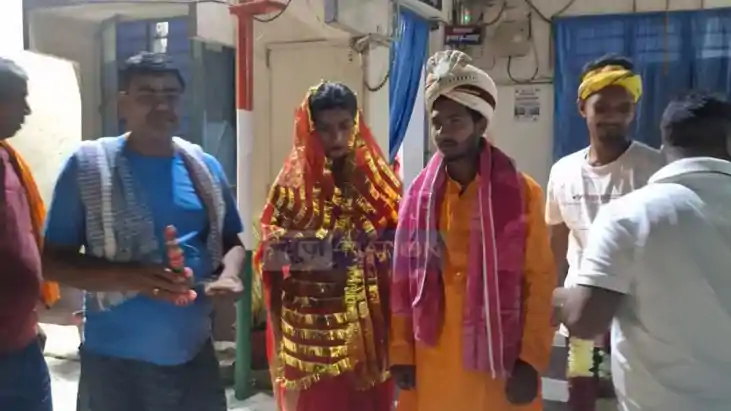 Vaishali Lover fills sindoor before cops SP orders probe