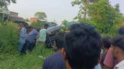 एनएच 327E पर ट्रैक्टर और ई-रिक्शा में जोरदार भिड़ंत, बुजुर्ग और बच्चा गंभीर रूप से घायल