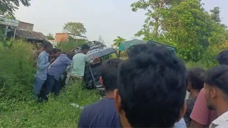 एनएच 327E पर ट्रैक्टर और ई-रिक्शा में जोरदार भिड़ंत, बुजुर्ग