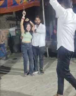 छठियार में बार बाला के हाथ में सरकारी पिस्टल, पुलिस जवान ने की हर्ष फायरिंग; वीडियो वायरल होते ही FIR दर्ज 