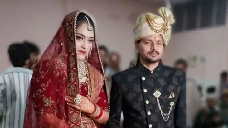 दूल्हे ने पेश की मिसाल लड़की के पिता के हाथ पर रख दिए  दहेज़ 