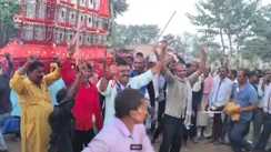 Bihar News : 65 की उम्र मे लौटी राणा की जवानी ! बेलसंड से बसपा उम्मीदवार ने महावीरी झंडा में तलवार के साथ दिखाया करतब, हैरान रह गए श्रद्धालु 