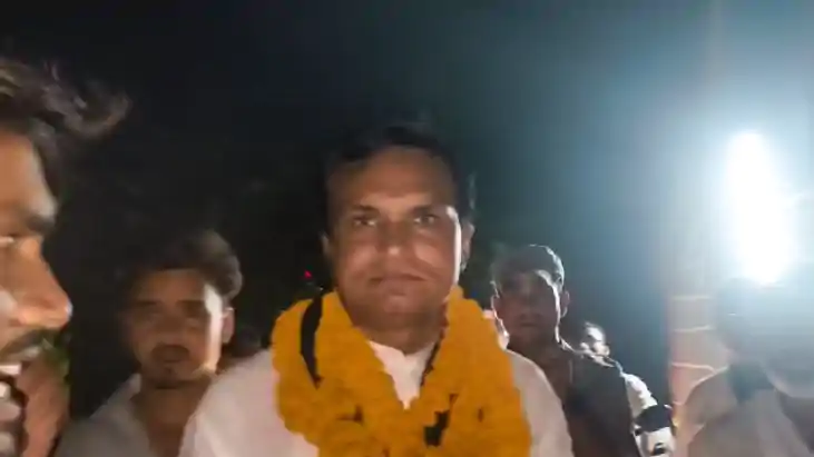 Bihar Election 2025 : जनसंपर्क के दौरान राजद विधायक को लोगों Bihar Election 2025 : जनसंपर्क के दौरान राजद विधायक को लोगों