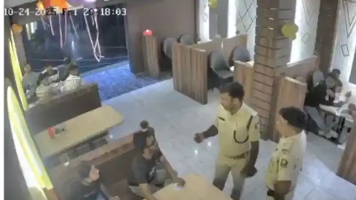 पुलिस को 'गर्मी' पड़ी महंगी, रेस्टोरेंट में भाई-बहन से बदसलू पुलिस को 'गर्मी' पड़ी महंगी, रेस्टोरेंट में भाई-बहन से बदसलू