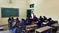 Techer died in class room - क्लास में बच्चों को पढ़ाते-पढ़ाते टीचर की हार्ट अटैक से हुई मौत, छात्रों में मचा हड़कंप