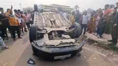 Bihar Road Accident : पटना बक्सर फोरलेन पर बड़ा हादसा, तेज रफ़्तार कार ने मारी पलटी, इलाके में मची अफरा तफरी