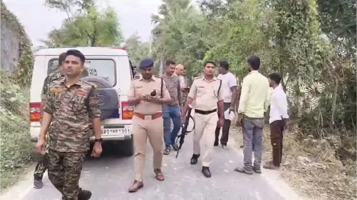 वैशाली में गल्ला व्यवसायी से डेढ़ लाख नकद और बाइक की लूट, दो