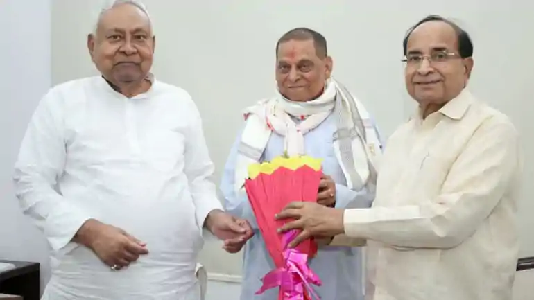 जीत दर्ज करने के बाद नीरज कुमार ने लिया नीतीश कुमार का आशीर्वाद, जद (यू) कार्यालय पहुंचने पर हुआ भव्य स्वागत 