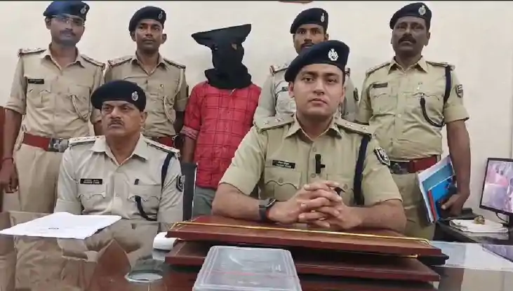 गर्मी से परेशान होकर तीन दोस्तों पिकअप से एसी लूटा, सिर्फ ती