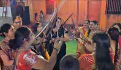 सासाराम में अद्भुत डांडिया नाइट, तलवार लेकर थिरकती दिखीं महिलाएं