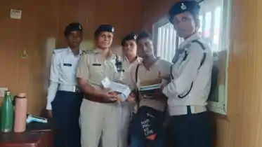 पटना यातायात पुलिस ने त्वरित कार्रवाई कर बरामद किया ऑटो में छूटा 9 मोबाइलों से भरा बैग, पीड़ित युवक ने पुलिस का जताया आभार