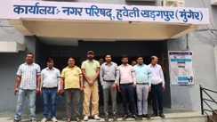 Bihar News : सुल्तानगंज EO पर हमले के विरोध में खड़गपुर नगर परिषद में हड़ताल, काला बिल्ला लगाकर कर्मियों ने जताया आक्रोश