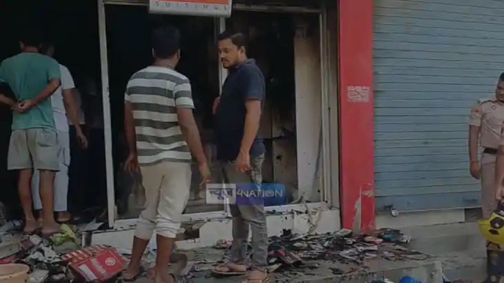 Bihar news: कपड़े की दुकान में भीषण आग, 36 लाख की संपत्ति जल Bihar news: कपड़े की दुकान में भीषण आग, 36 लाख की संपत्ति जल