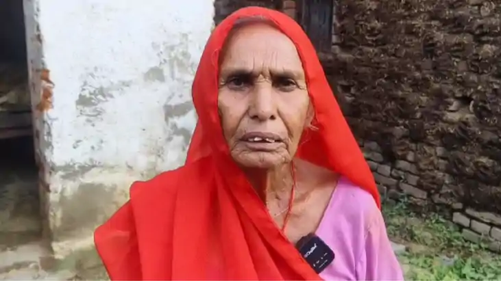Bihar News : रोहतास में जीवित महिला को मतदाता सूची में मृत घ Bihar News : रोहतास में जीवित महिला को मतदाता सूची में मृत घ