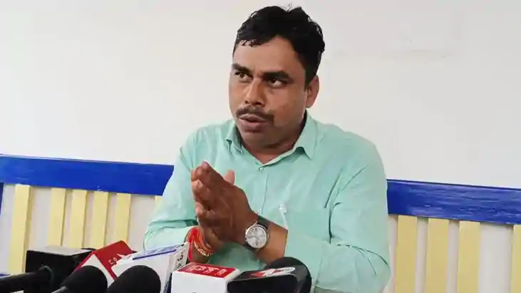 Bihar News : 'खान सर' की बढ़ीं मुश्किलें, निखिल सर ने थाने म