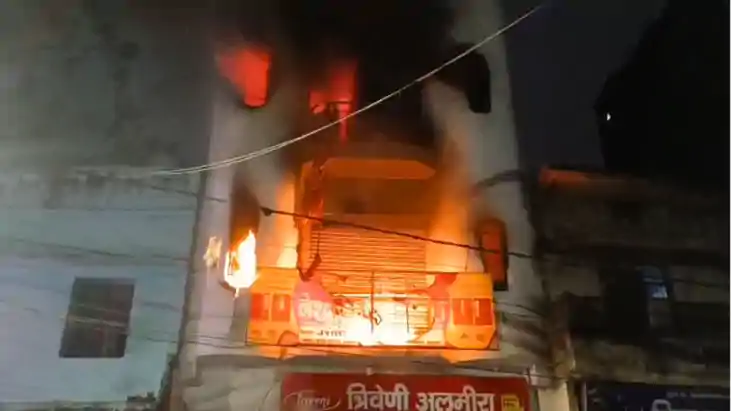 Bihar News : बेतिया में भीषण अग्निकांड: दो मंजिला मकान में ल