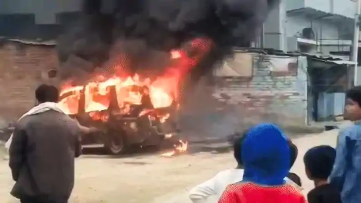 Bihar News : नालंदा में घर के बाहर खड़ी कार में लगी भीषण आग,