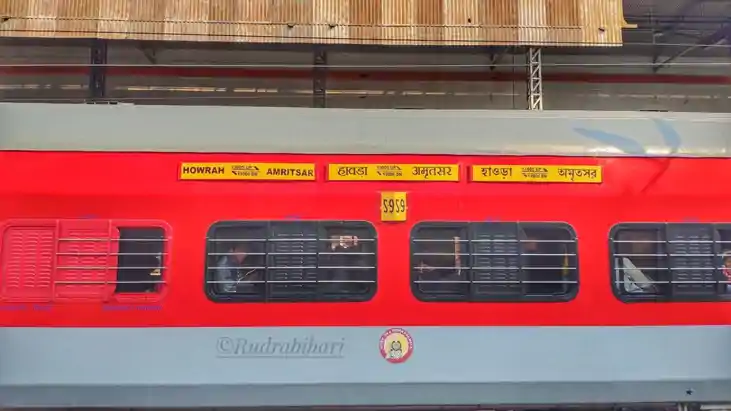 अमृतसर मेल और राजेंद्र नगर एक्सप्रेस रास्ता भटकीं, धनबाद की 